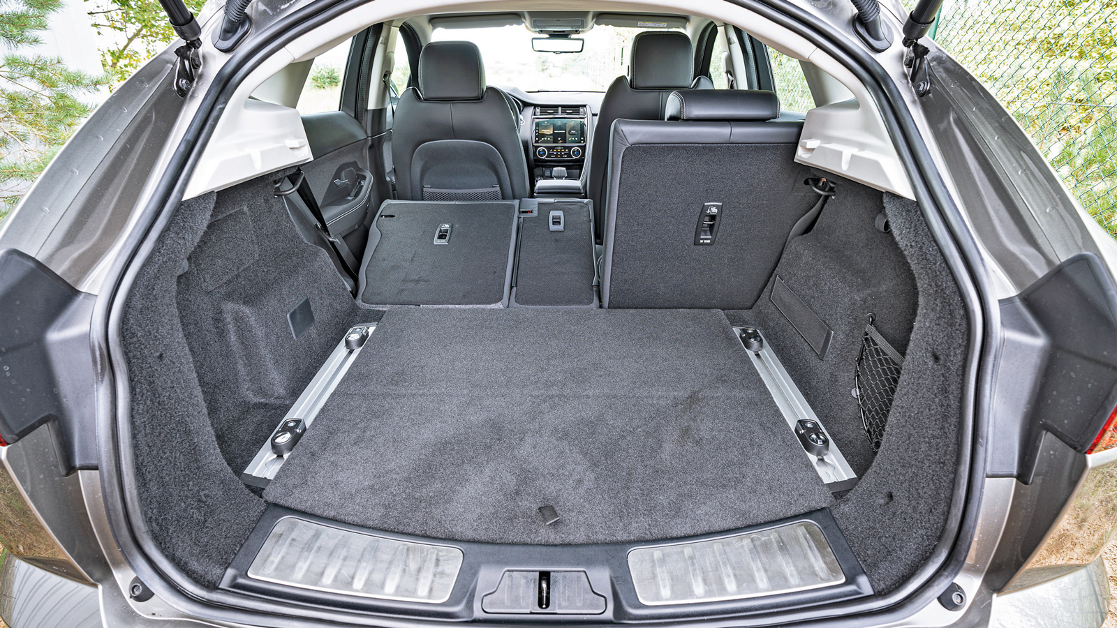 Στη 5θέσια διαμόρφωση, ο χώρος αποσκευών του E-Pace είναι ο μεγαλύτερος του συγκριτικού, με  494 λίτρα, ενώ με διπλωμένα τα καθίσματα είναι ο μικρότερ